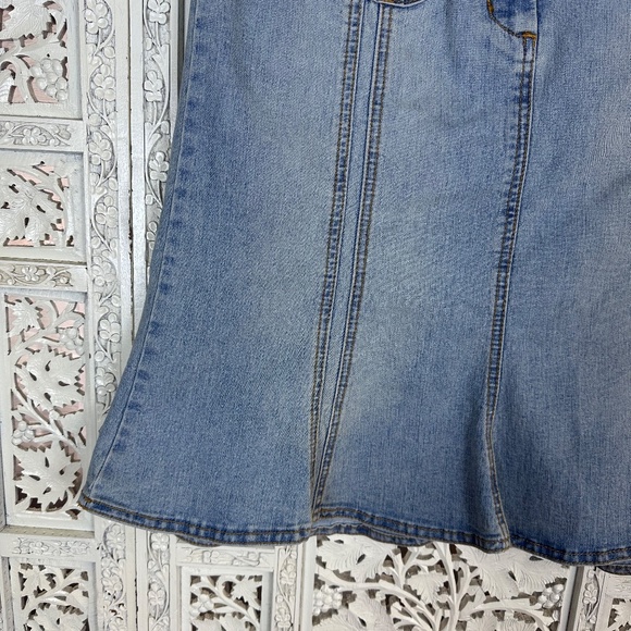 Y2K Cabi Light Wash Bell Flare Two Pocket Low Rise Denim Skirt Sz 4 - Picture 3 of 7